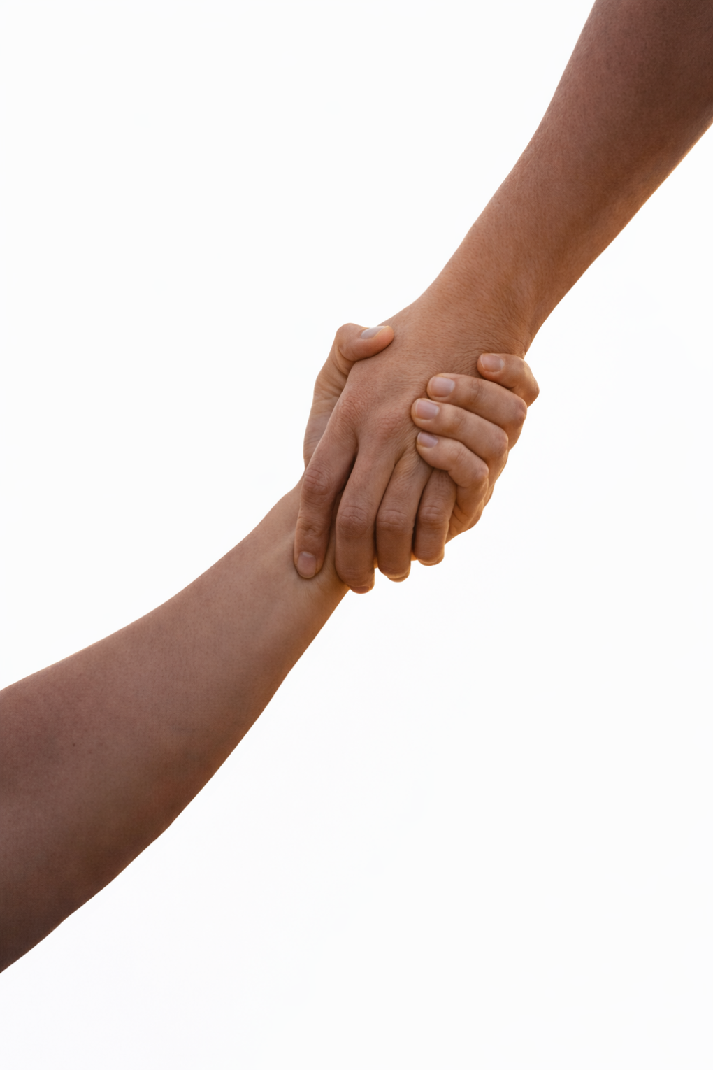 Manos de dos personas ayudándose a levantarse, símbolo de apoyo y recuperación en Alcohólicos Anónimos.